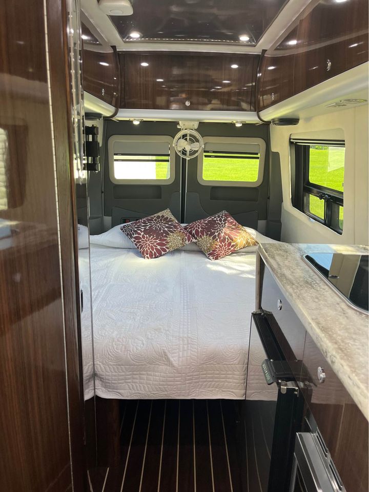 2015 Mercedes-Benz Airstream Interstate Lounge Ext photo